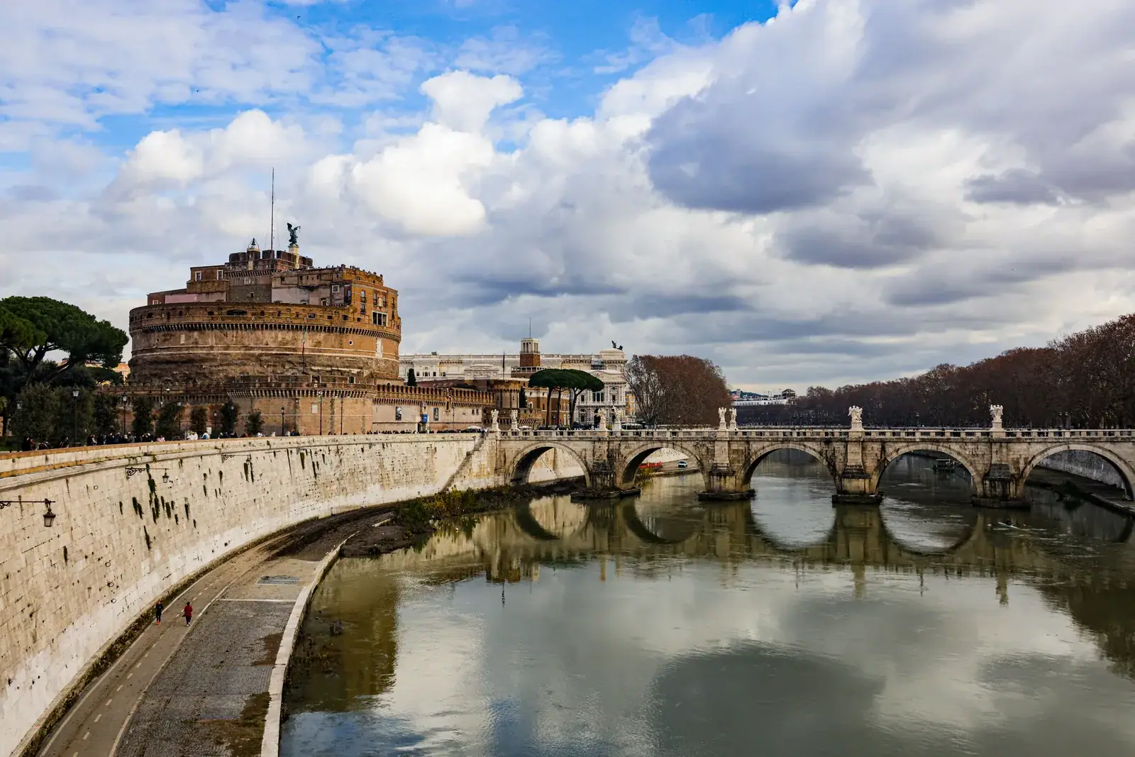 Az Angyalvár és a Ponte Sant'Angelo a Tevere tükrében