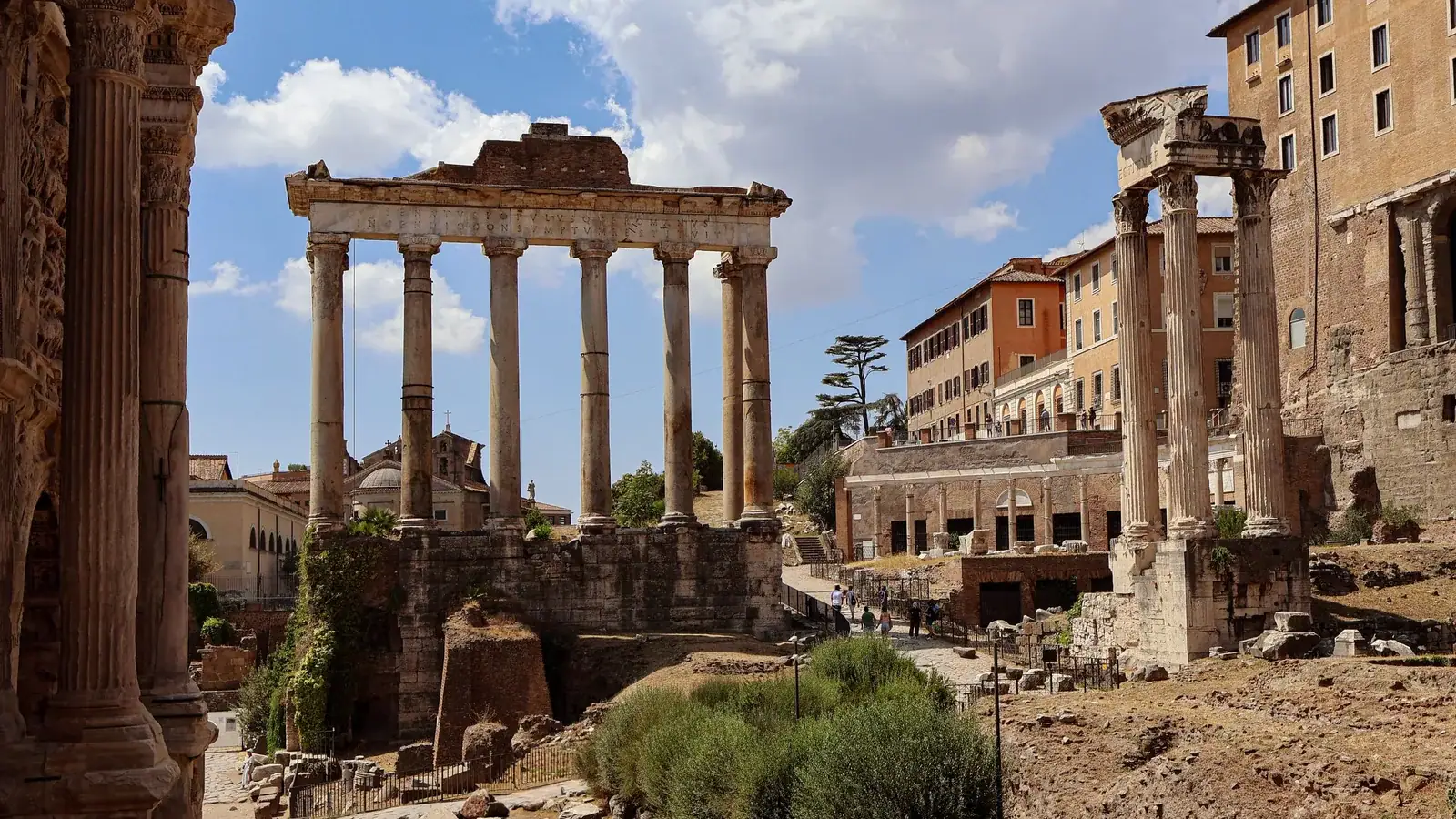 A Forum Romanum romjai: a Saturnus-templom oszlopai és római fenyők