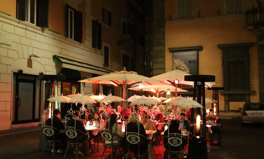 Szűk utca Trastevere negyedében, Rómában