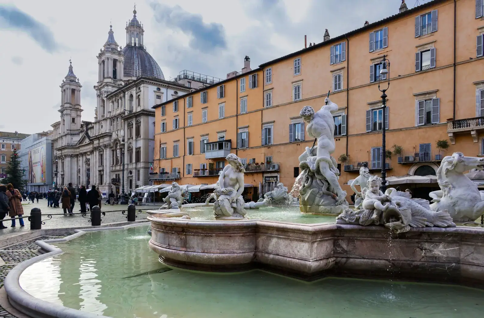 A Négy Folyó kútja és a Sant'Agnese-templom a Piazza Navonán