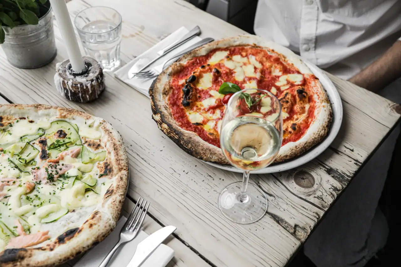 Pizza egy étterem asztalán