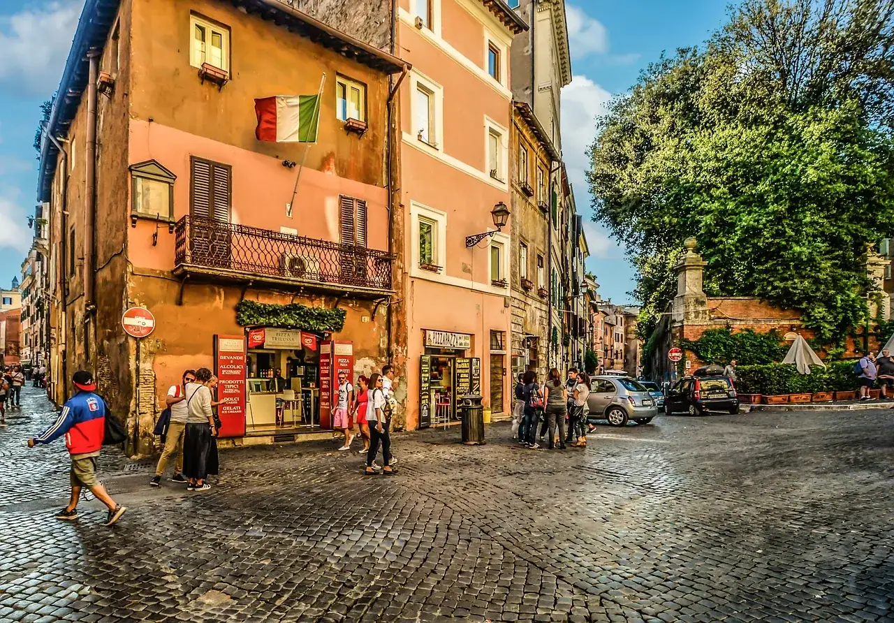 Utcarészlet Trastevere negyedében, olasz zászlóval